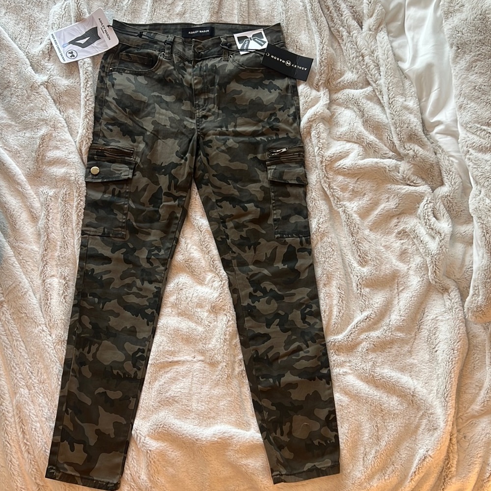 Ashley Mason camo cargo skinny jeans size 7/28